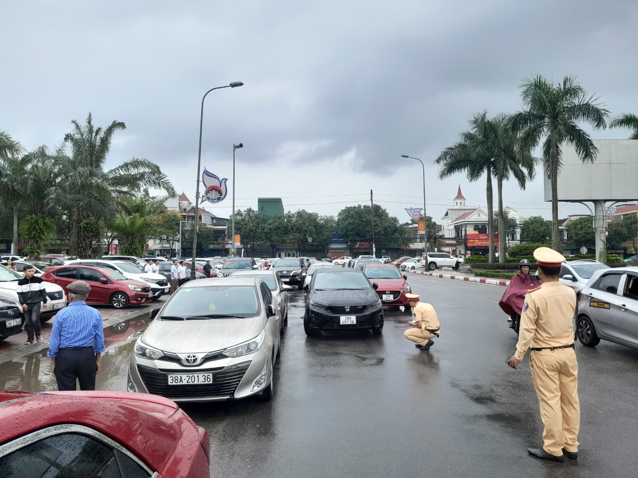 Mặc dù công an đã vào cuộc xử phạt, song sự việc đỗ xe trái quy định vẫn đang tiếp diễn phổ biến. Ảnh CTV