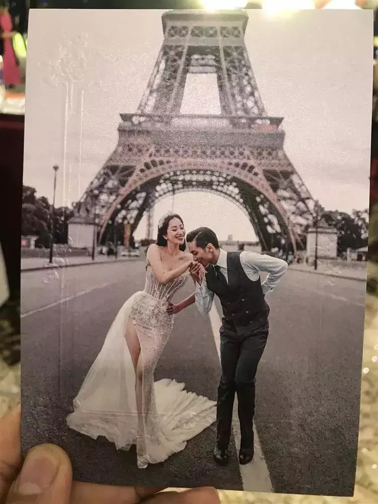 Cặp đôi còn đính kèm ảnh cưới thực hiện tại Pháp tháng trước.