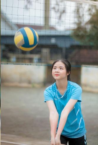 Cô gái trong ảnh là Nguyễn Ngân Hà (19 tuổi, quê Nghệ An), hiện là sinh viên khoa Kinh doanh quốc tế, trường Đại học Kinh tế (Đại học Đà Nẵng).