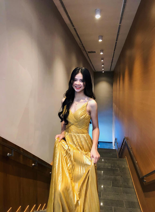 “Mình bắt đầu chơi bóng đá từ năm lớp 9 nhờ sự “rủ rê” của một người bạn thân. Hồi đó mình tham gia thi “Hội khỏe Phù Đổng”, may mắn có thành tích nên được các thầy cô chú ý và hướng dẫn sau đó tham dự nhiều giải đấu từ cấp trường đến cấp huyện và cấp tỉnh. Thành tích đầu tiên mình nhận được là giải Ba môn bóng đá tại Hội khỏe Phù Đổng tỉnh Nghệ An năm 2019”, Ngân Hà nói.