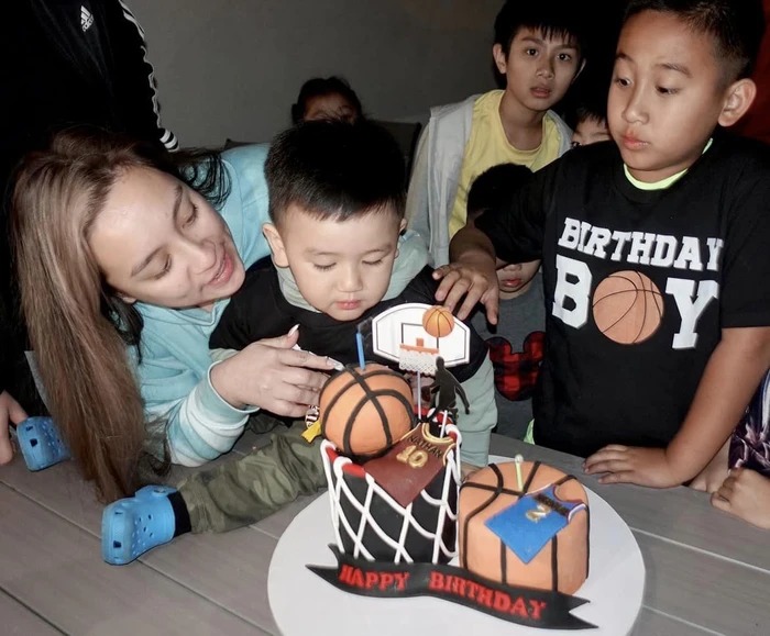 Con gái Phi Nhung và hai con.