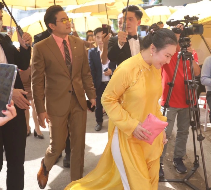 Bà xã Quý Bình gây chú ý với vóc dáng tươi tắn hậu sinh nở.