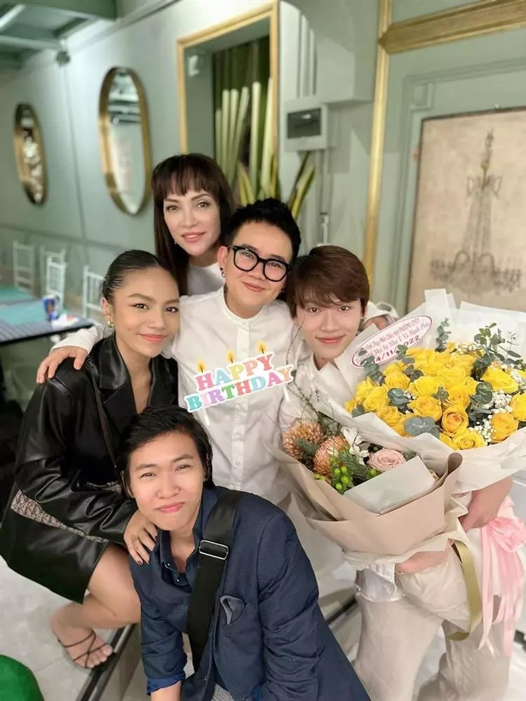 Cặp đôi bên khách mời.