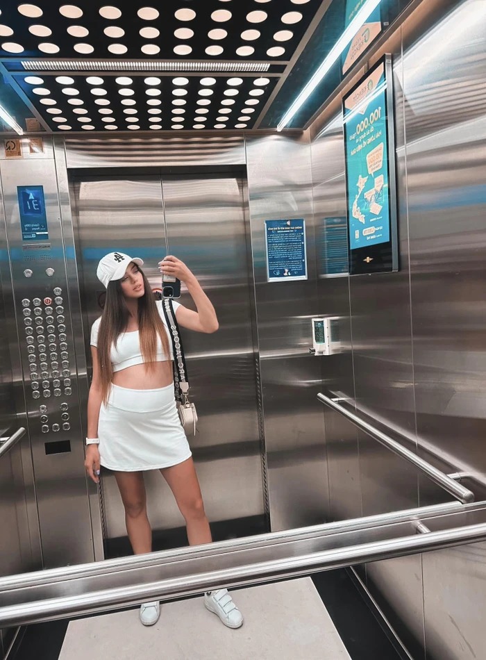 Dianka tự tin diện áo crop top khoe trọn bụng bầu.