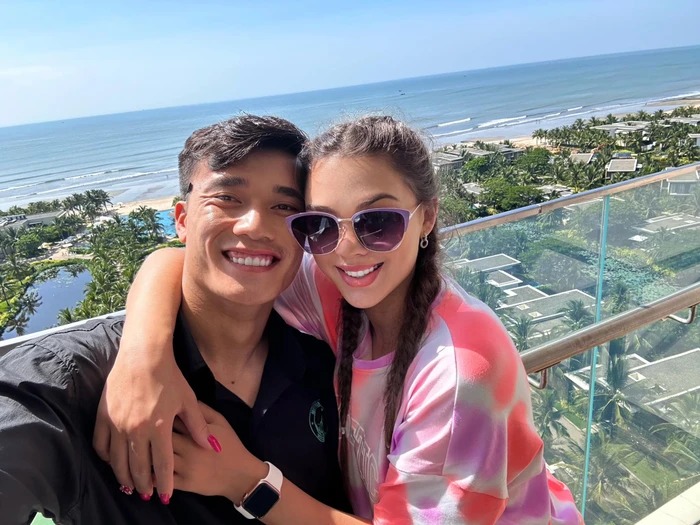 Thủ môn gốc Thanh Hóa cưng chiều vợ khiến hội chị em chỉ biết gato.