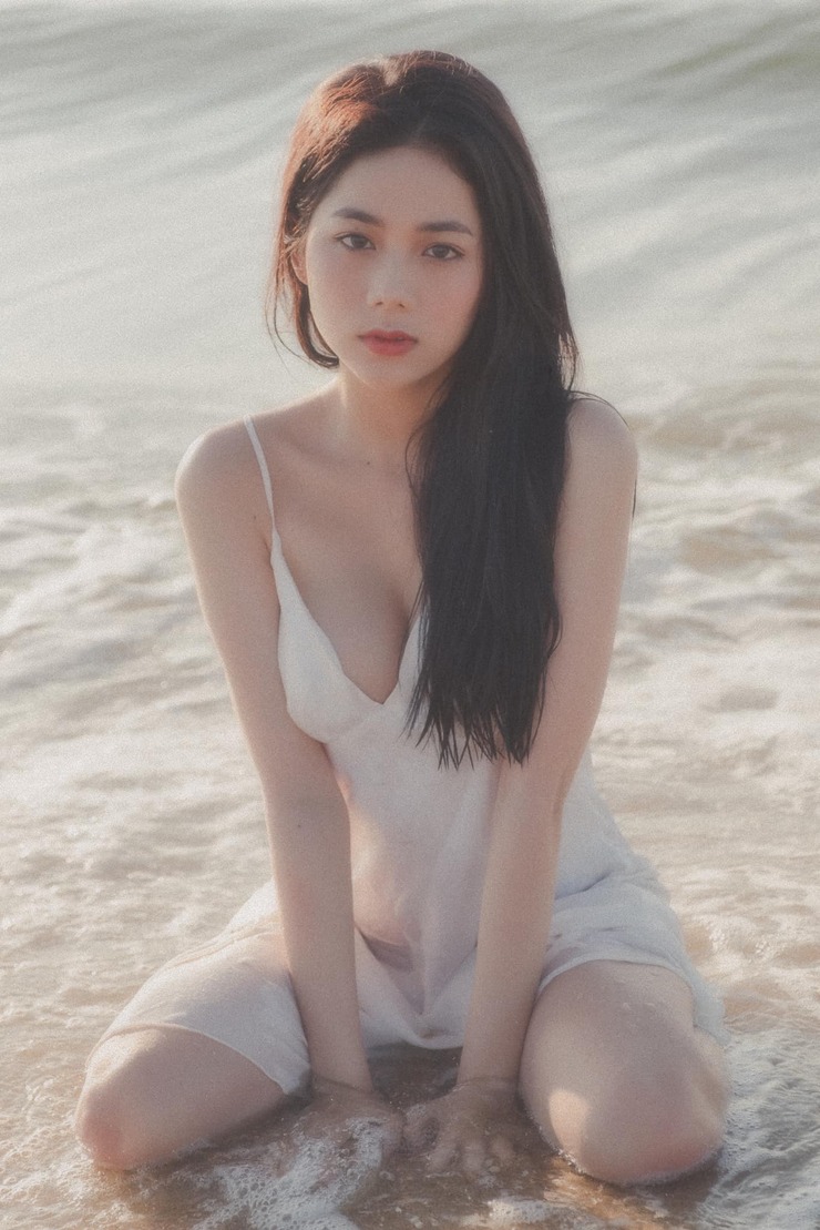 Cùng với đó, Thúy Hằng có thân hình cân đối. Được biết số đo của cô lần lượt là 90 - 58 - 88 cm.