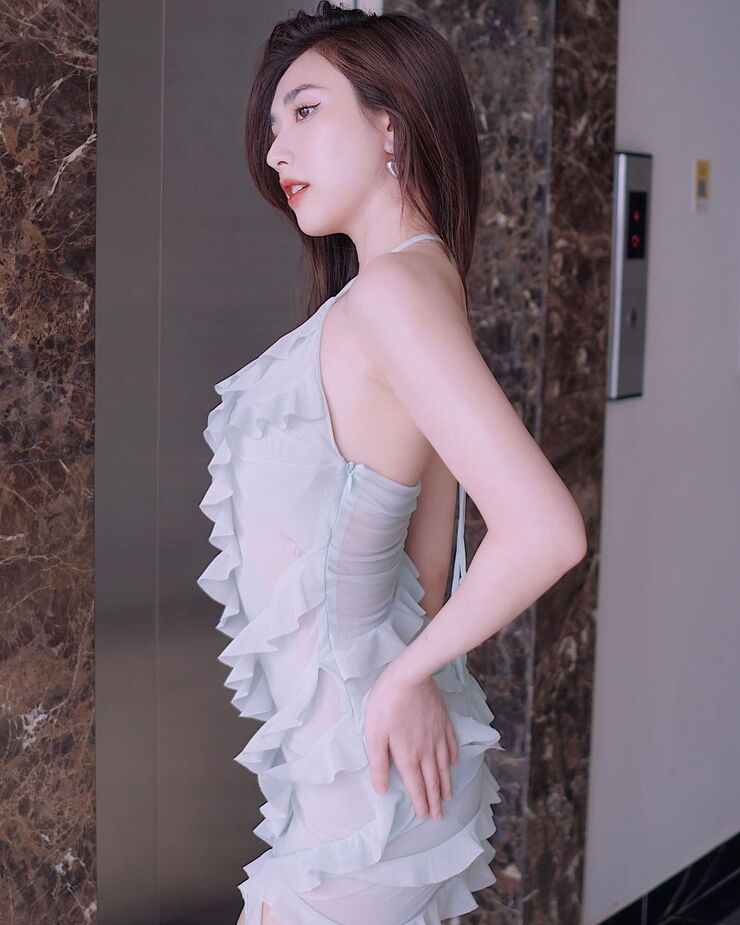 Thanh Mèo từng được báo Trung Quốc nhắc đến với lời khen dành cho vẻ ngoài xinh đẹp, quyến rũ. Sau khi được trang tin nước ngoài đề cập cô vẫn được chú ý.