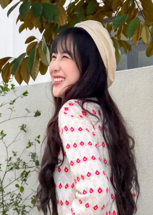 Vẻ đẹp mong manh như sương mai của Anh Phương từng khiến hai chàng trai Lục Huy và Tiến Thịnh trong Tỏ tình hoàn mỹ năm 2021 phải “đổ đứ đừ” mong muốn được cho cơ hội.