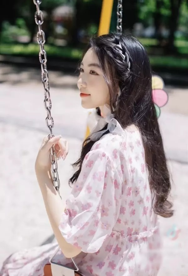 Cho đến mới đây, tài khoản TikTok Mỹ Linh photo đã đăng tải thêm loạt hình mới nhất về Lọ Lem. Lần này, cô bạn diện chiếc váy màu hồng, tóc để xõa vô cùng nữ tính.