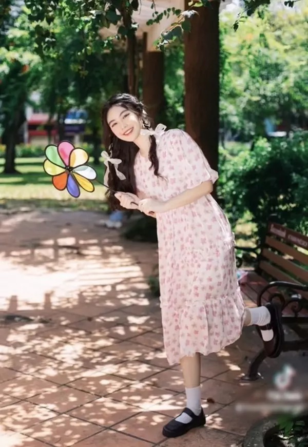 Lọ Lem nhí nhảnh tạo dáng với phụ kiện khác là chiếc chong chóng.