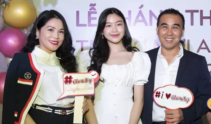 Con gái Quyền Linh gây mê với bộ ảnh mới đẹp tựa nàng thơ-1 Mai Thảo Linh (hay còn gọi Lọ Lem) là con gái cả của MC Quyền Linh và doanh nhân Dạ Thảo. Dạo gần đây, nữ sinh luôn giật spotlight với ngoại hình xinh đẹp khi xuất hiện nơi đông người.