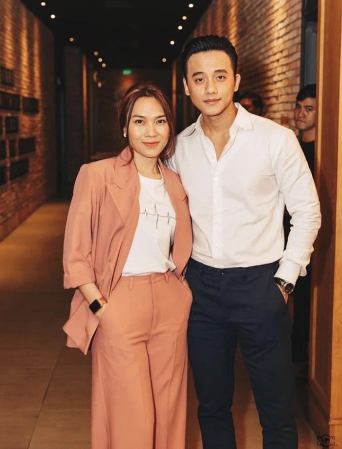 Mỹ Tâm và Mai Tài Phến dù chưa một lần công khai tình cảm trước công chúng, nhưng hàng loạt bằng chứng, những cử chỉ và hành động thân thiết ở ngoài đời đã ngầm khẳng định mối quan hệ tình cảm của cả hai.