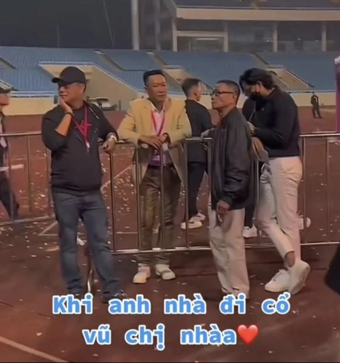 Khoảnh khắc Mai Tài Phến đứng trò chuyện với gia đình Mỹ Tâm đã nhanh chóng được dân tình ghi lại.