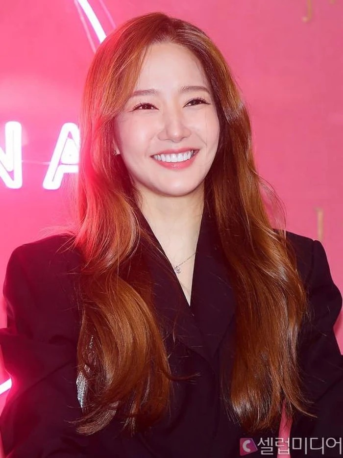 Sự tươi tắn của người đẹp khiến người hâm mộ yên tâm phần nào khi cô vừa trải qua ồn ào tình cảm