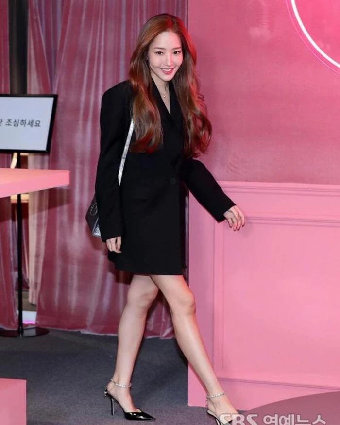 Park Min Young diện trang phục đều màu đen, khéo léo khoe đôi chân thon dài