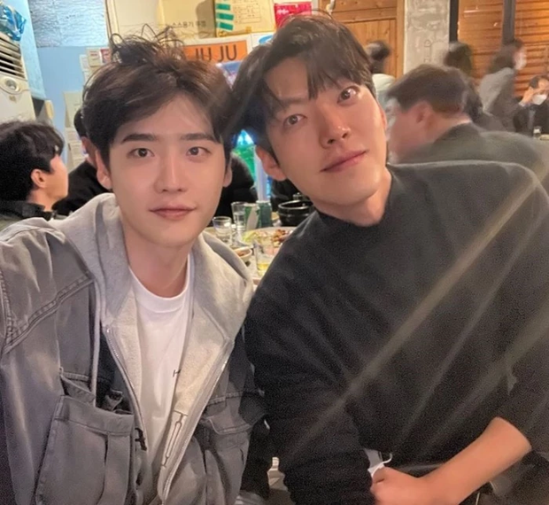 Lee Jong Suk và Kim Woo Bin bất ngờ hội ngộ khiến công chúng phát sốt. Diện mạo 2 nam thần vẫn tỏa sáng bất chấp trang phục giản dị và camera thường