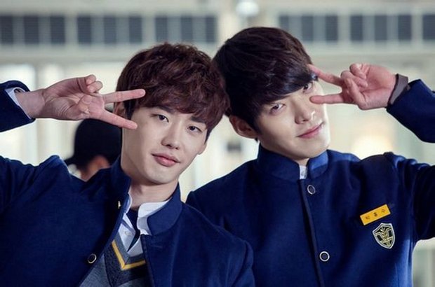 Giữa chốn showbiz thị phi, Lee Jong Suk và Kim Woo Bin vẫn duy trì được mối quan hệ tri kỷ, cả hai vẫn thường tranh thủ đi chơi cùng nhau giữa lịch trình bận rộn