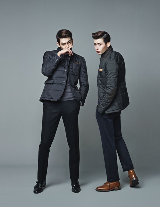 Lee Jong Suk và Kim Woo Bin vốn là bạn bè thân thiết từ lâu. 2 nam thần màn ảnh bằng tuổi nhau, có nhan sắc cùng thân hình cực phẩm và từng là người mẫu trước khi đi đóng phim