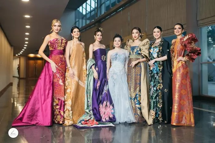 Thần thái, sự chuyên nghiệp của cô tốt đến mức không một ai nhận ra thể trạng bên trong của người đẹp rất mệt mỏi. 