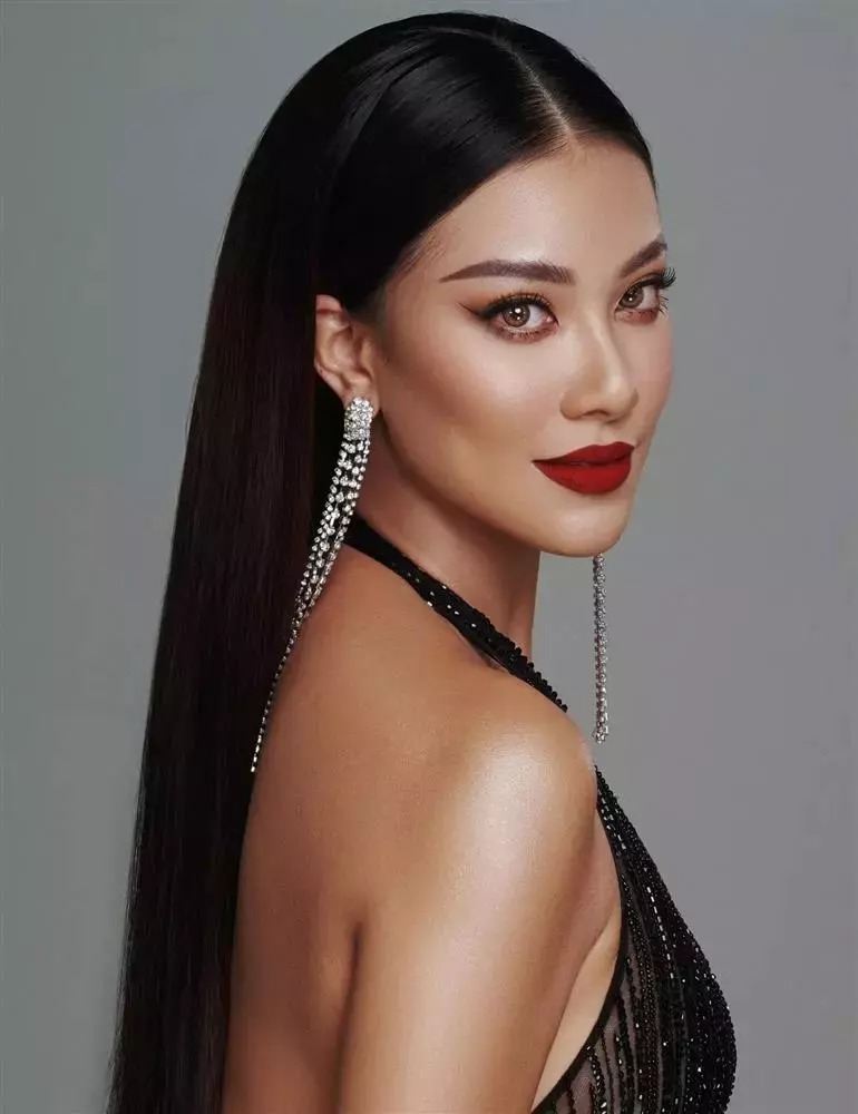 Trước đó, tại mùa giải Miss Universe 2021, ảnh profile chính thức của Kim Duyên cũng nhận được khá nhiều lời khen ngợi. Cô trang điểm đậm, đánh son đỏ và duỗi tóc thẳng.