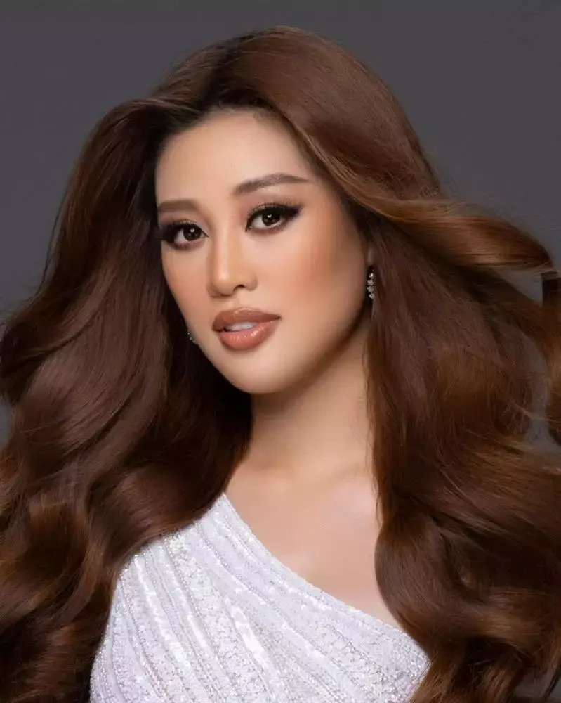 Khánh Vân gửi đến Miss Universe 2020 bức ảnh profile bắt mắt. Với hình ảnh chân dung khá quan trọng này, Khánh Vân phát huy kiểu tóc 5/5, uốn 