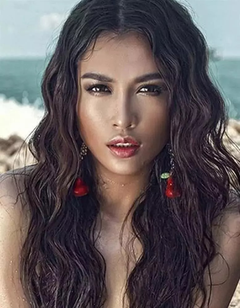 Á hậu Lệ Hằng gửi tới Miss Universe 2016 bức ảnh chân dung chụp với bối cảnh biển, trang điểm và làm tóc theo phong cách sexy, 