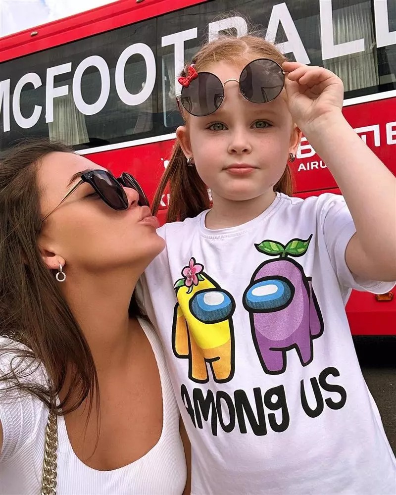 Trên trang cá nhân mới đây, mẫu Tây đã khoe khoảnh khắc đáng yêu bên em gái. Cả 2 cùng diện áo phông, đeo kính cực ngầu. 