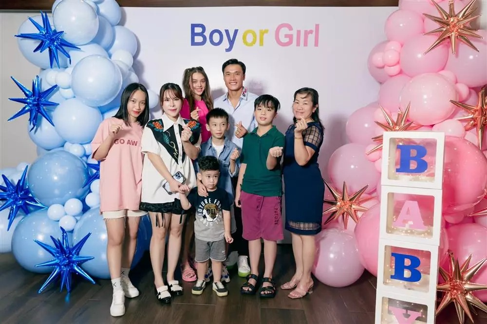 Trước đó, trong tiệc đoán giới tính thai nhi do Tiến Dũng và vợ tổ chức, Thùy Trinh cũng có mặt. Cô liên tục gửi lời chúc mừng đến anh chồng và chị dâu.