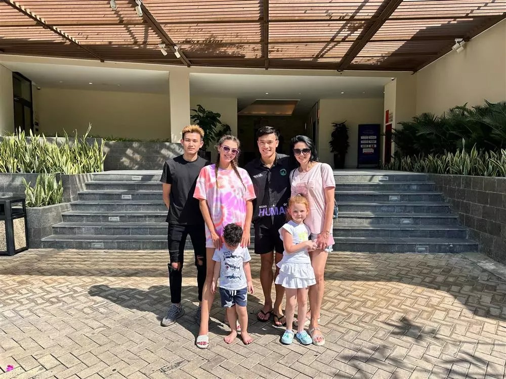 Nếu là fans ruột chắc hẳn sẽ nhận ra, con trai Tiến Dụng cũng thường xuyên ở nhà Tiến Dũng. Ngoài được chăm sóc chu đáo, cậu nhóc còn được 2 bác thường xuyên cho đi chơi. 