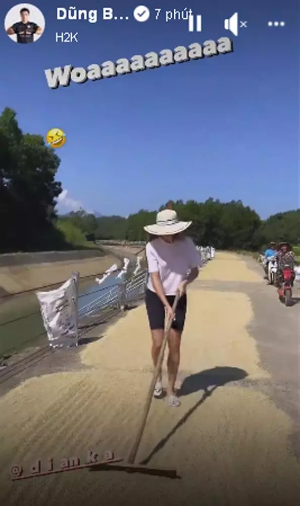 Về Thanh Hóa, cô đã đội nắng ra phơi lúa cho bố mẹ chồng.