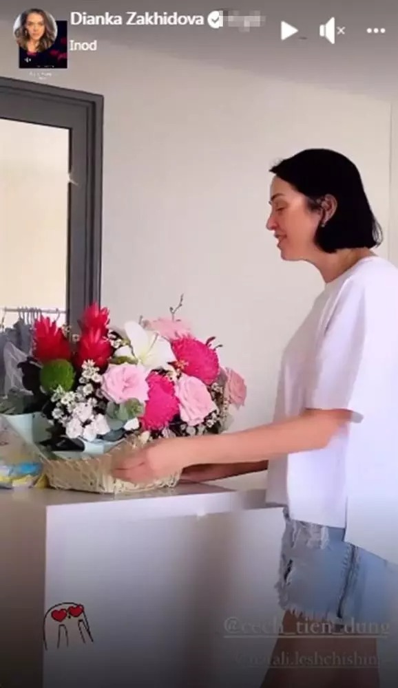 Về phía Bùi Tiến Dũng, khi mẹ vợ và em vợ vừa sang Việt Nam, anh còn cất công đi mua hoa, mua quà cho họ.