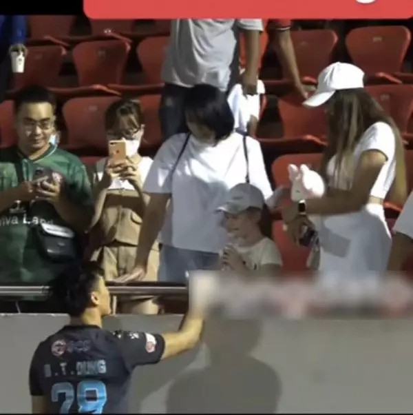 Đặc biệt, ở mỗi trận đấu của CLB Sài Gòn, cả gia đình vợ đều trực tiếp ra sân cổ vũ chàng thủ môn.