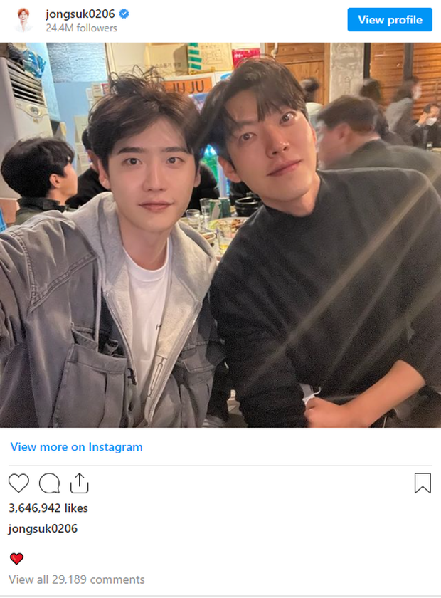 Khoảnh khắc dựa đầu tình cảm của đôi bạn gây bão MXH và nhanh chóng nhận về 3,6 triệu lượt 