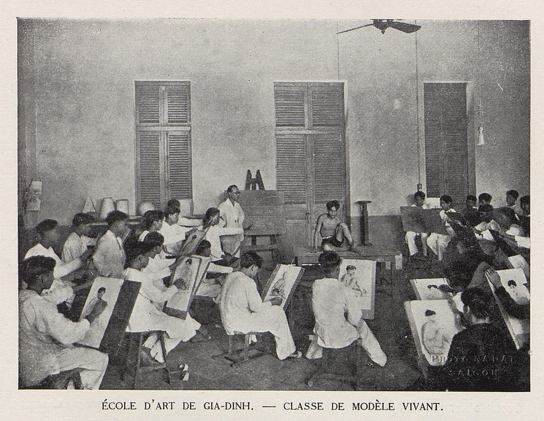 Giáo viên quan sát các học viên thực hành ký họa ở trường Mỹ nghệ Gia Định, nay là Đại học Mỹ thuật TP. HCM. 