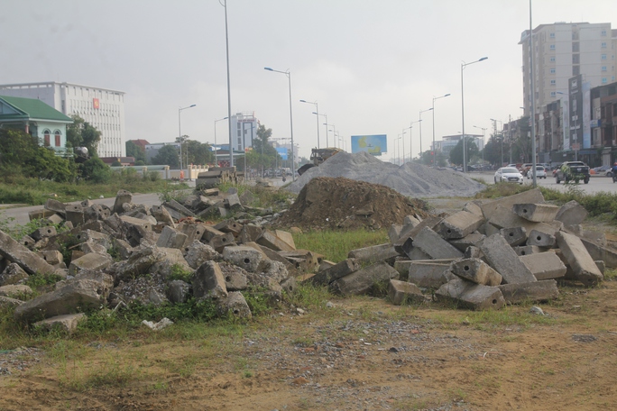 Tuyến đường thành nơi tập kết rác thải xây dựng.