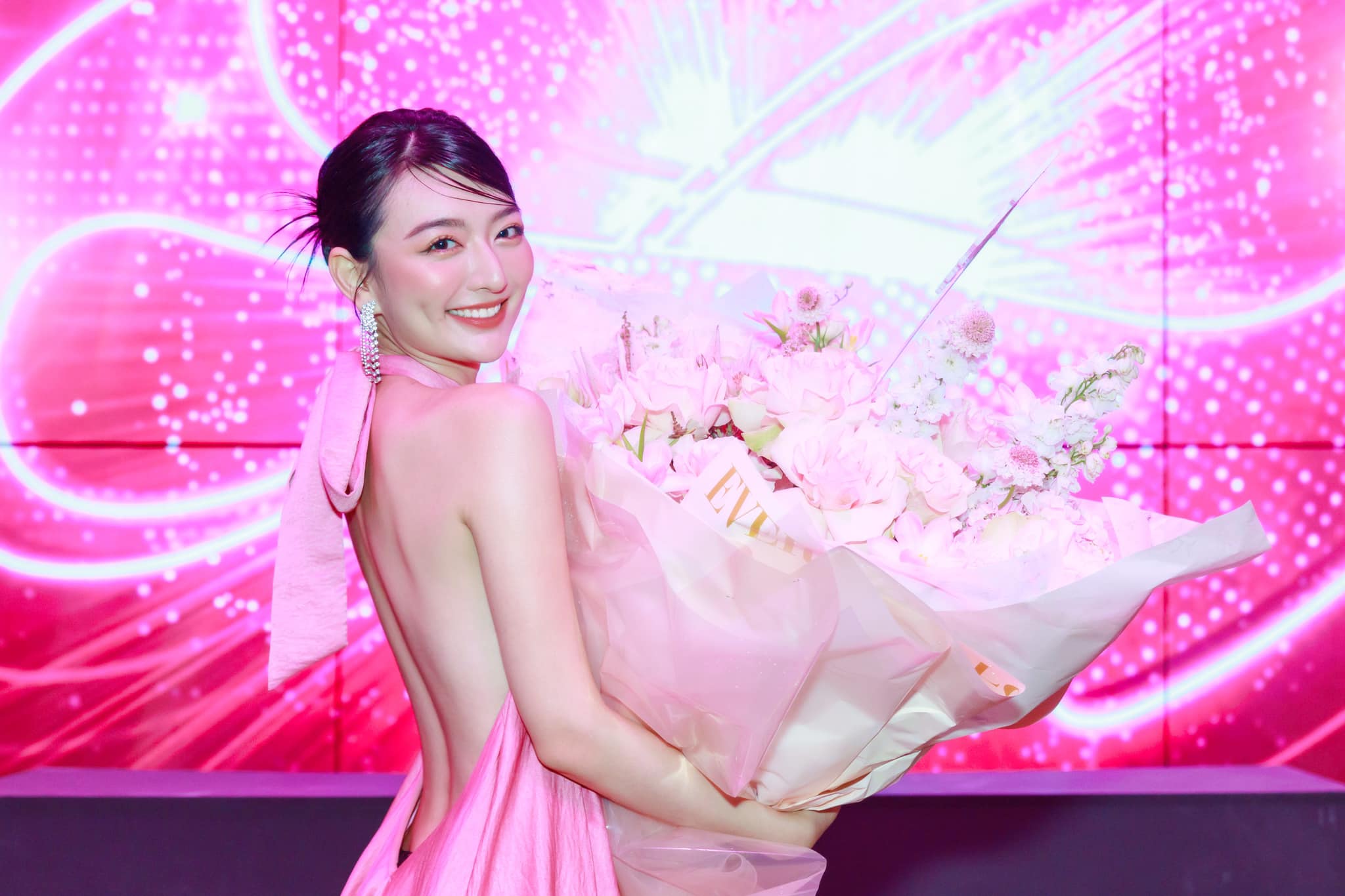 Đặc biệt, nhiều người còn ví Xuân Mai có nét đẹp hao hao “hoa hậu đẹp nhất Cao Bằng” Lương Thùy Linh.