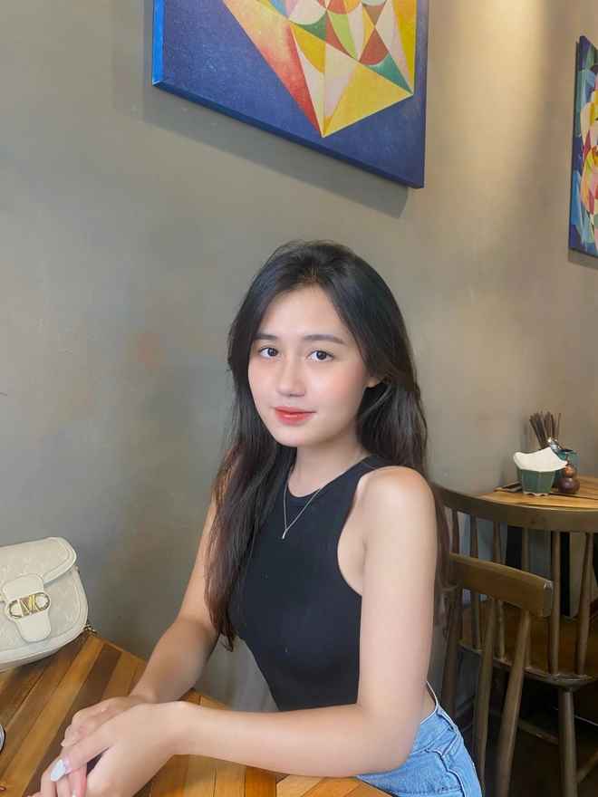Theo tìm hiểu, hot girl Hoàng Hồng Hạnh sinh năm 2001, đang là sinh viên năm 4 ĐH Luật Hà Nội.