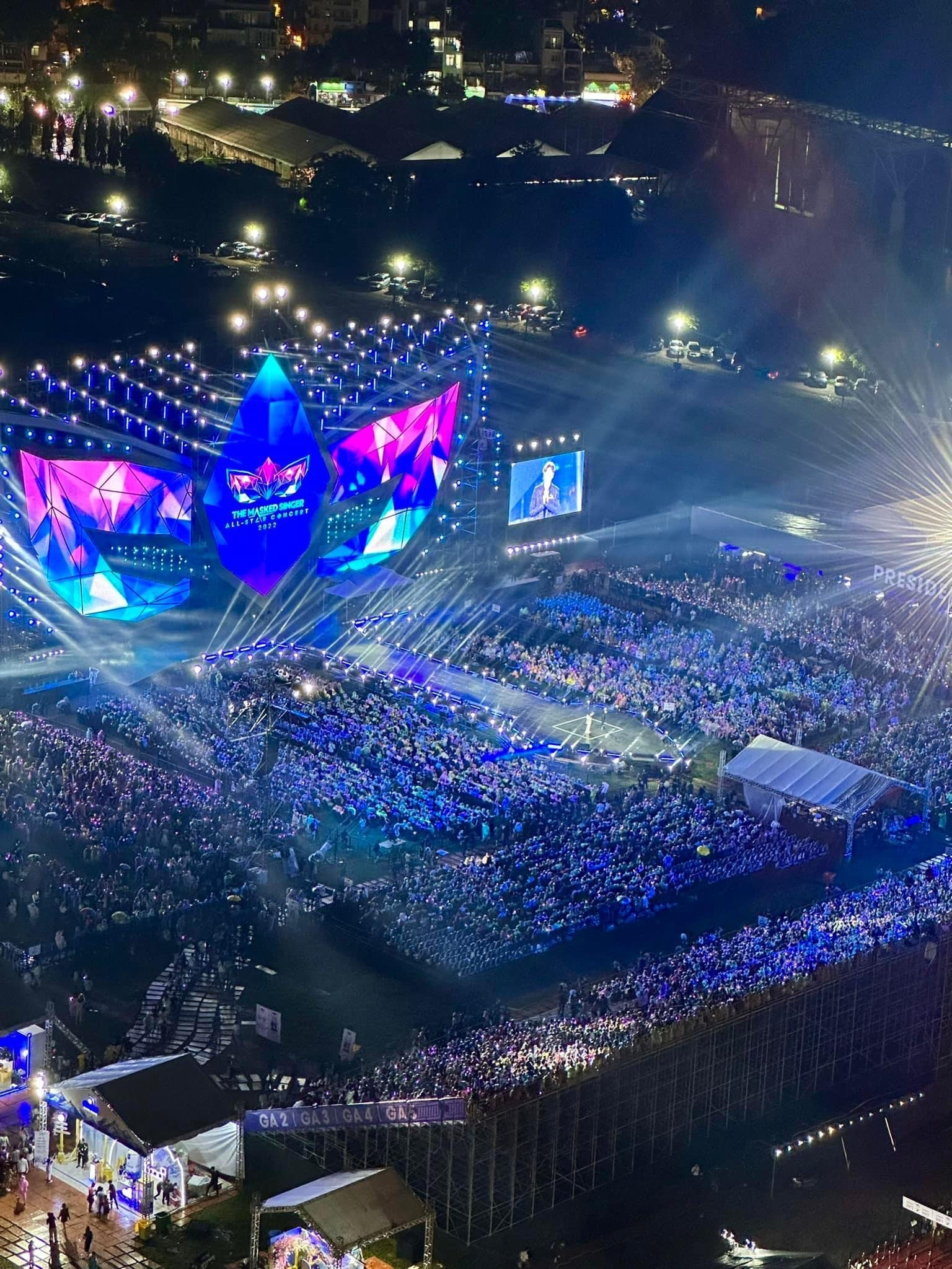 Toàn cảnh sân khấu chương trình Ca sĩ mặt nạ từ trên cao.