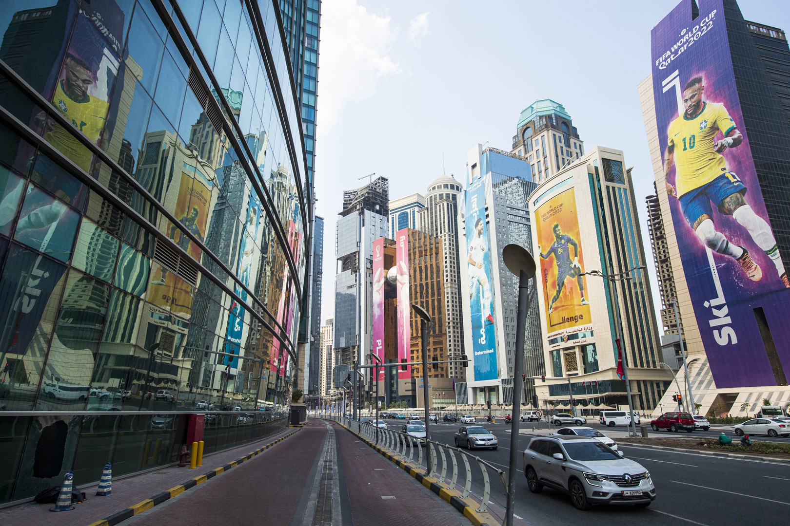 Hình ảnh World Cup trên các tòa nhà chọc trời Qatar