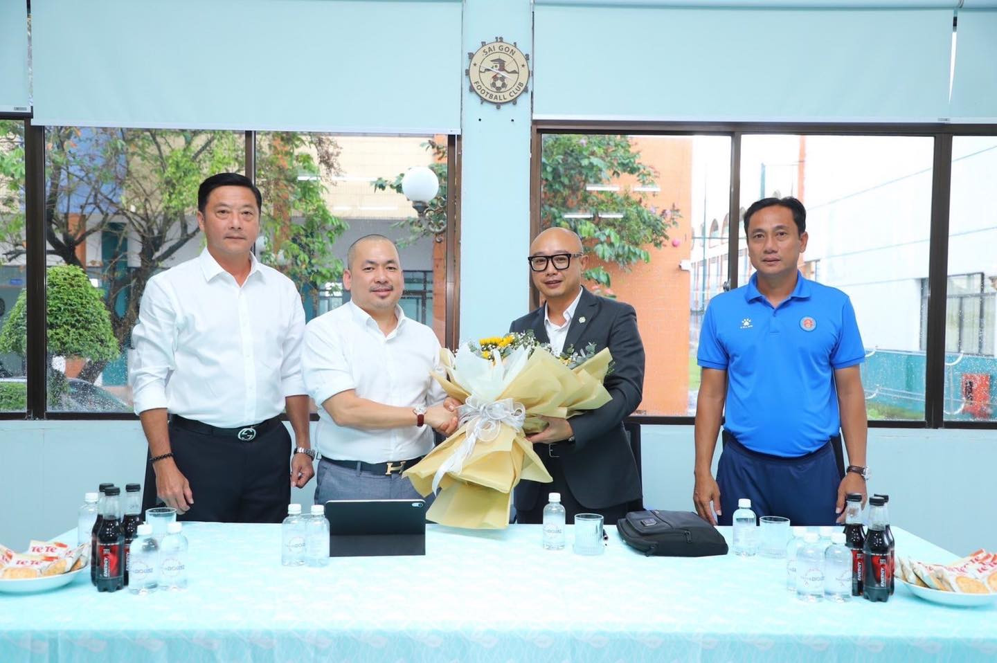 mà đau ở chỗ tất cả lời hứa gắn bó với bóng đá Sài thành chỉ là lời nói dối