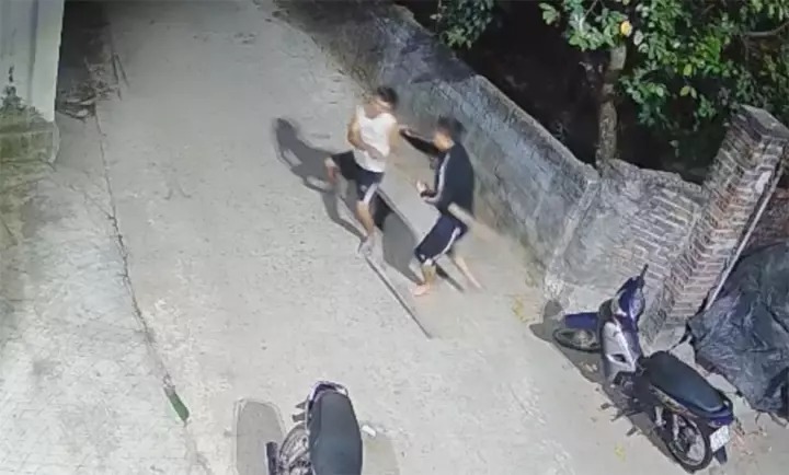 Chủ nhà bị Hiệp tấn công, rút dao đâm liên tiếp vào người