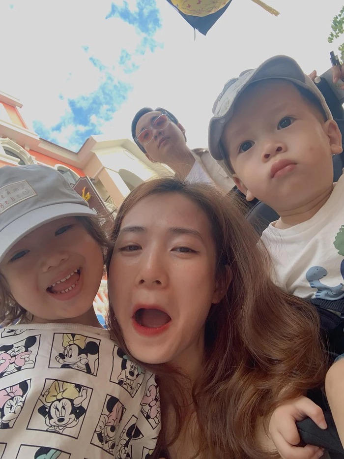 Cuộc sống hôn nhân của cả hai sau khi kết hôn cũng khiến nhiều người ngưỡng mộ. JustaTee và Trâm Anh chào đón lần lượt con gái đầu lòng là CiCi và cậu quý tử Mino.