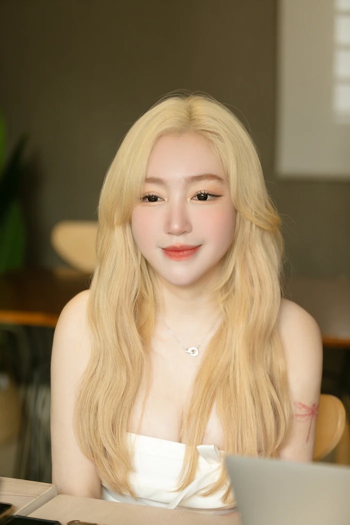 Elly Trần xuất hiện với nhan sắc ấn tượng dưới ống kính của phóng viên