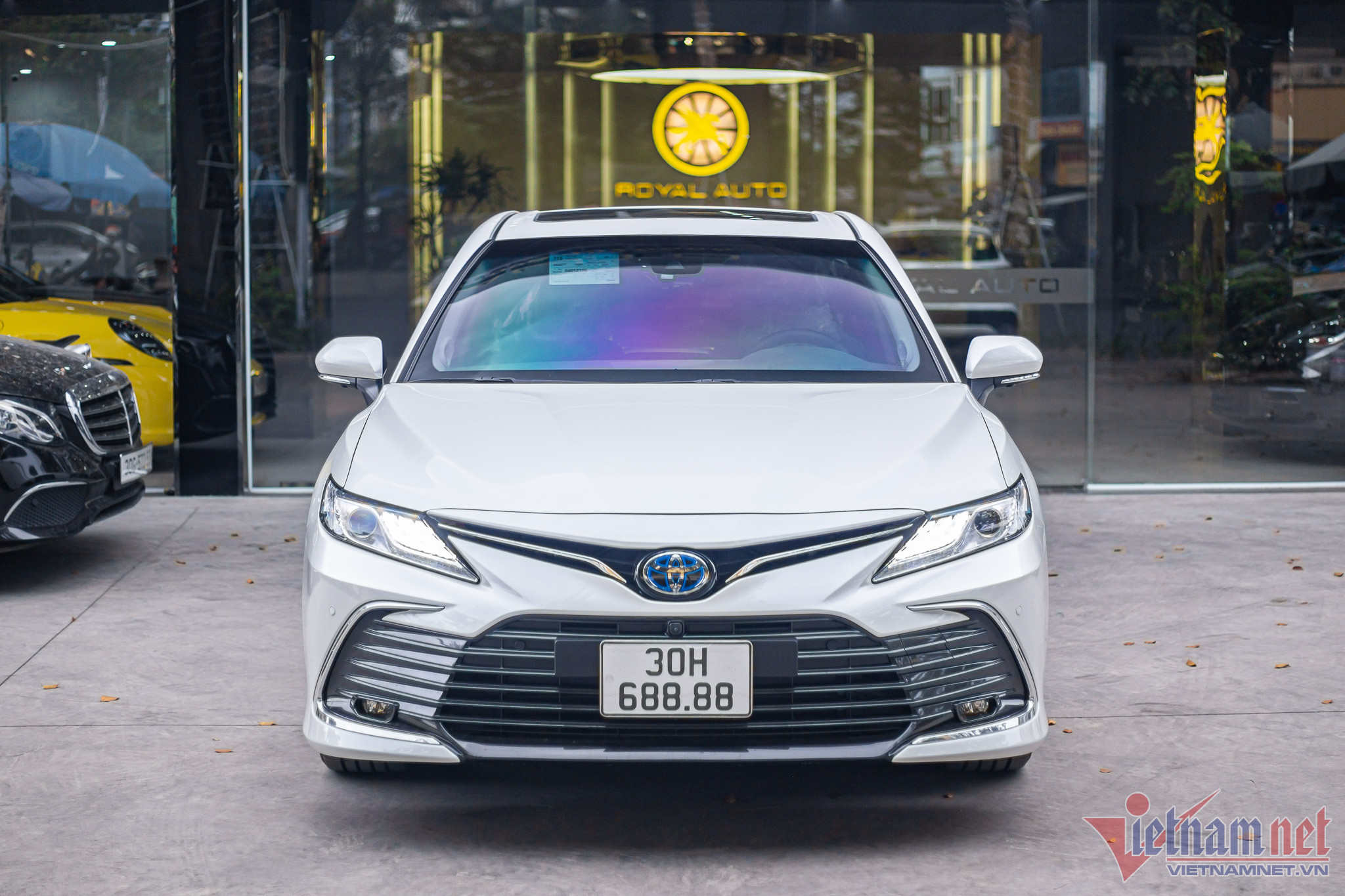 Do thuộc bản hybrid nên logo Toyota ở đầu và đuôi xe có đường viền màu xanh dương để dễ nhận biết.