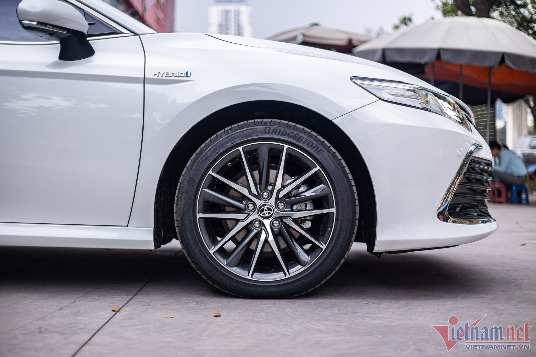 Xe được trang bị bộ mâm đa chấu kết hợp hai tông màu sáng – tối, với kích thước 18 inch.