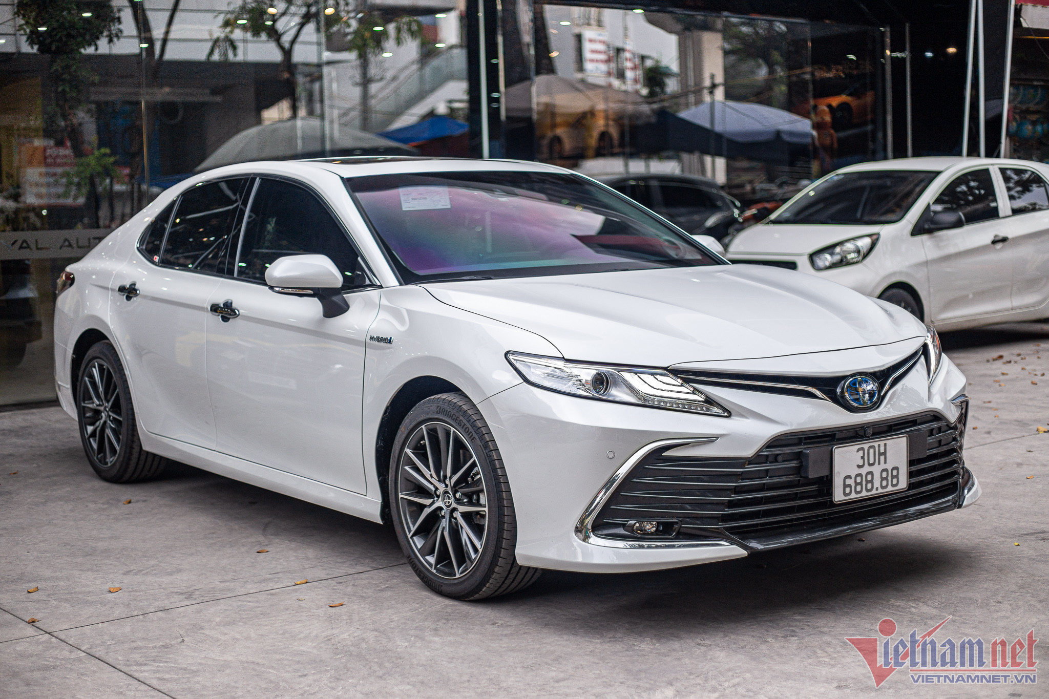 Phần đầu xe với thiết kế quen sang trọng vốn có của Toyota Camry nhưng không kém phần trẻ trung nhờ đường nét mềm mại, sắc sảo. Một số chi tiết mạ crôm để tạo điểm nhấn hơn cho chiếc xe.