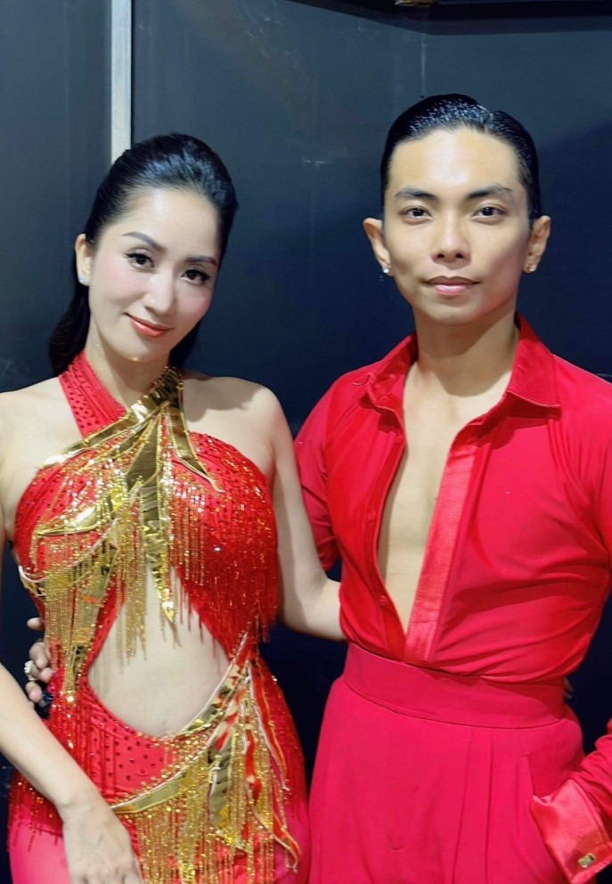 Khánh Thi - Phan Hiển biểu diễn trước thềm đám cưới. 