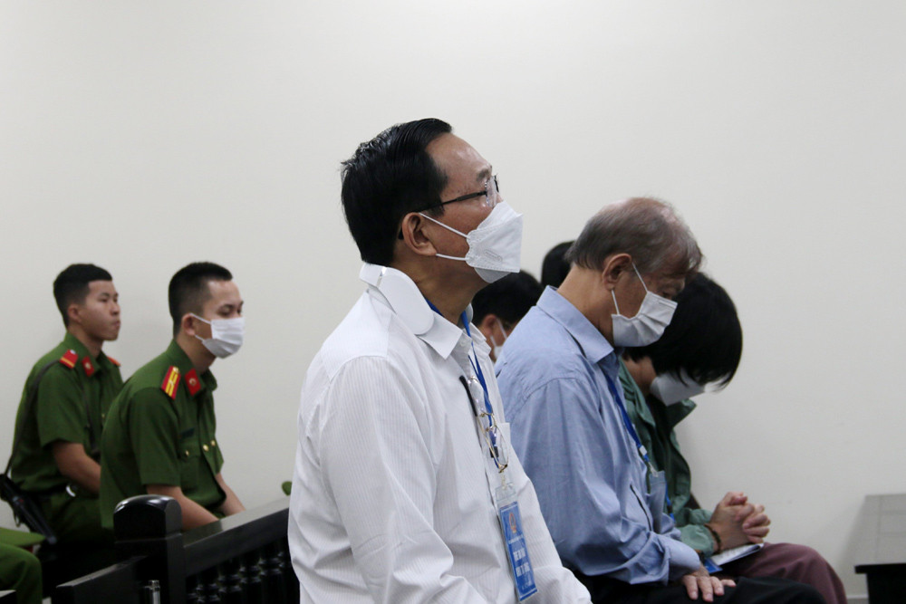 Cựu Thứ trưởng Cao Minh Quang (áo trắng) tại toà. Ảnh: CTV
