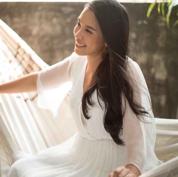 Cô gây ấn tượng bởi vẻ đẹp ngọt ngào nhưng không kém phần đằm thắm của một 