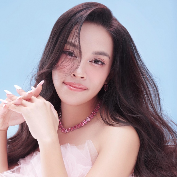 Thay vì chọn con đường ca sĩ chuyên nghiệp để trở nên nổi tiếng, cô quyết định gắn bó với công việc giảng dạy